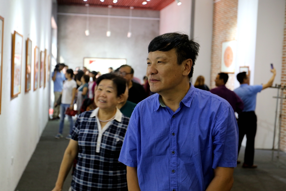 “紅色記憶”剪紙展亮相星工坊·中國工業(yè)藝術(shù)館