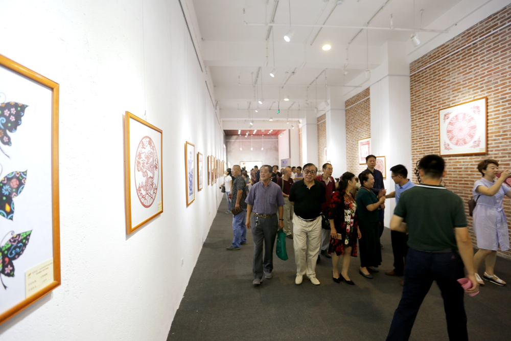 “紅色記憶”剪紙展亮相星工坊·中國工業(yè)藝術(shù)館