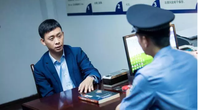 張譯、張國(guó)立、李建義領(lǐng)銜都市情感劇《我的親爹和后爸》今晚重磅播出！