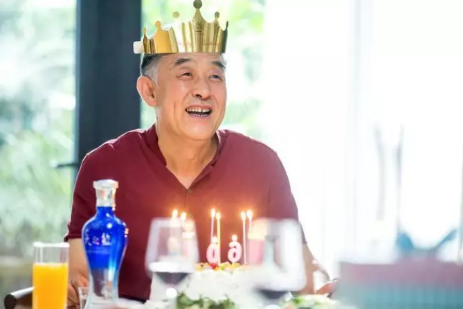 張譯、張國(guó)立、李建義領(lǐng)銜都市情感劇《我的親爹和后爸》今晚重磅播出！