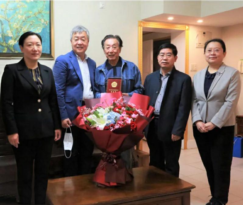 山影集團(tuán)領(lǐng)導(dǎo)向抗美援朝老戰(zhàn)士、老同志頒發(fā)紀(jì)念章