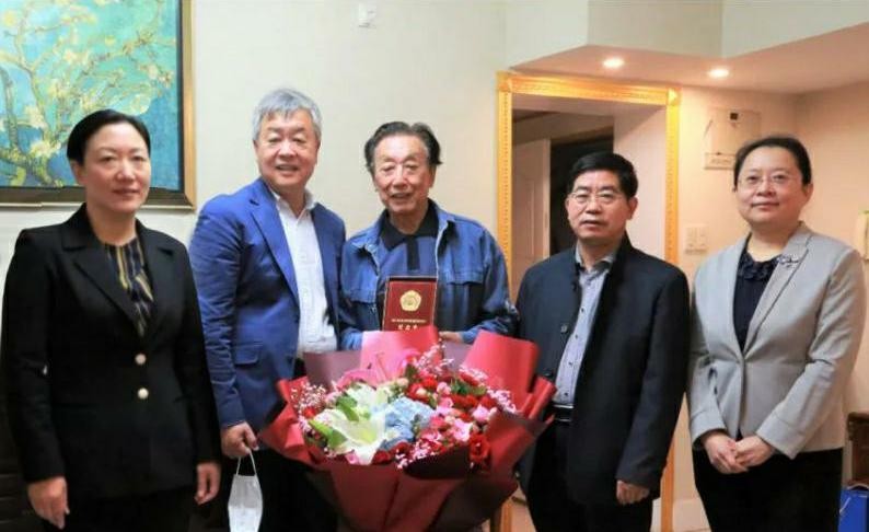 山影集團(tuán)領(lǐng)導(dǎo)向抗美援朝老戰(zhàn)士、老同志頒發(fā)紀(jì)念章